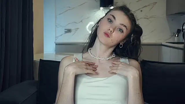 vickipraml (Ask my age) - let me face close and add finger on lips
