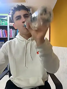 adrianrinaldi (Ask my age) - masturbate your cock in public