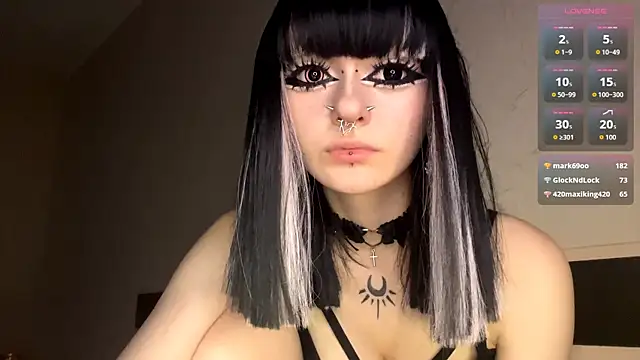smilingpatent (F teen) - show breasts