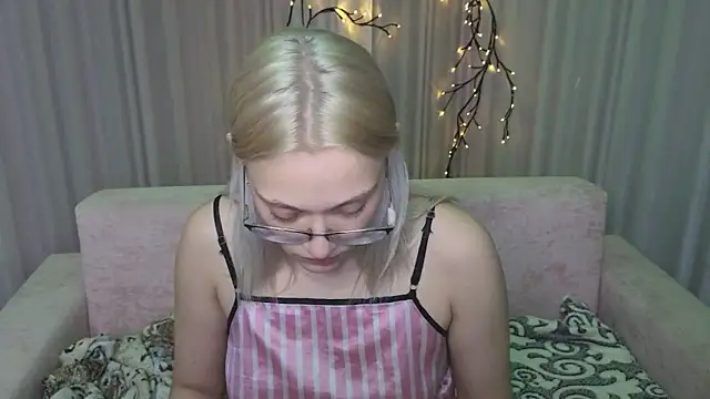 karaliin - KaraLiin's free webcam - UK Sex Cams