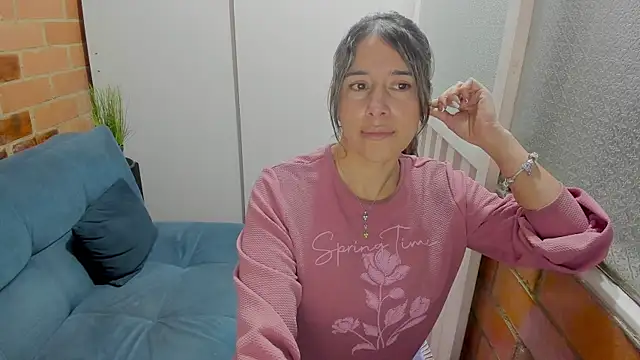 Penelope47 live sex cam