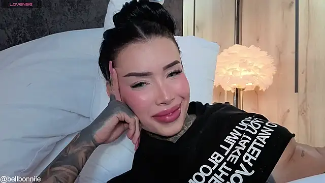 Model: belllbonniie