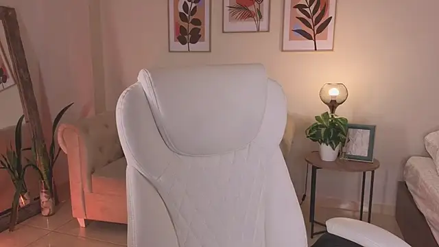 dahianawalcott (F young) - Naked and fingers in my pussy 😈🔥