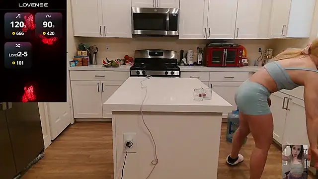 Blondiewithanass