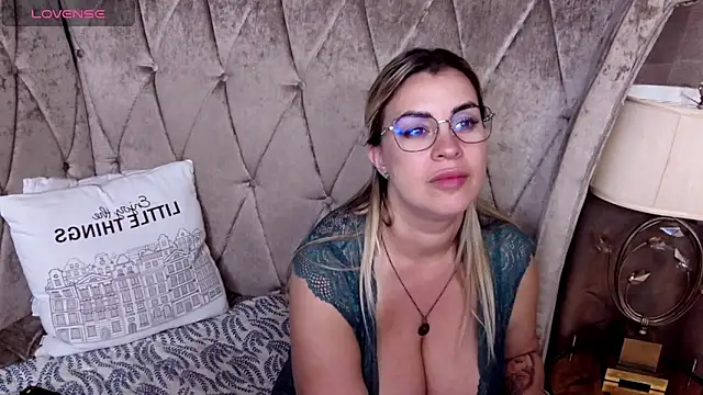 BustyGizelle live sex cam