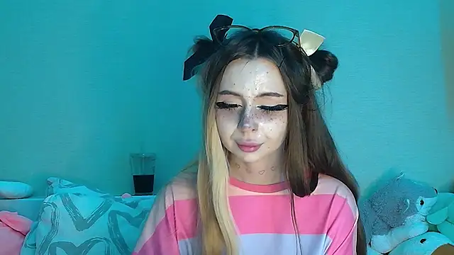 suemeow (Ask my age) - 2 fingers in pussy
