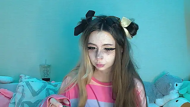 suemeow (Ask my age) - 2 fingers in pussy