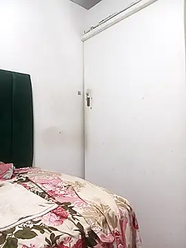 HipsDontLieX95 live sex cam
