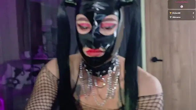 Modella: tevenwhiite