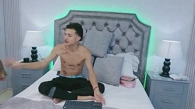 chloeandjeanpaul - ChloeAndJeanPaul's free webcam