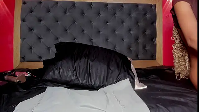 YayaHilton live sex cam
