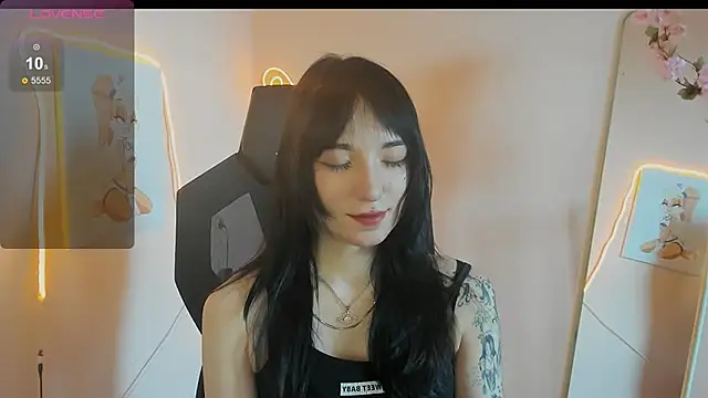 aliceeinwonderlanddd - AliceeinWonderlanddd's free webcam