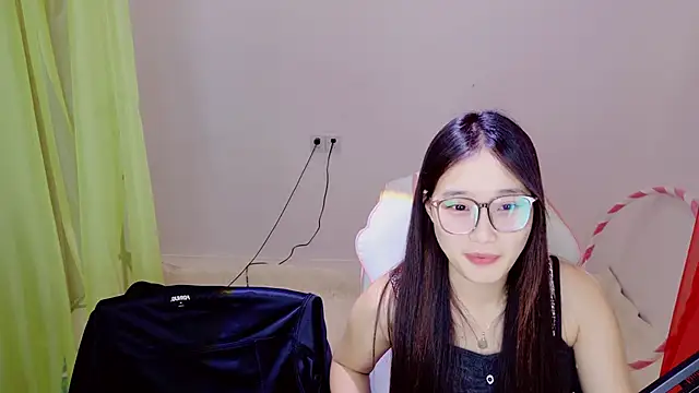 我们是在校大学生，直播赚点生活费～会唱歌也会跳舞，风格轻松元气，日常陪聊互动超暖心。喜欢的哥哥们多多支持、点点关注，你们的鼓励就是我们最大的动力呀～
