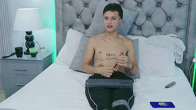 ChloeAndJeanPaul webcam