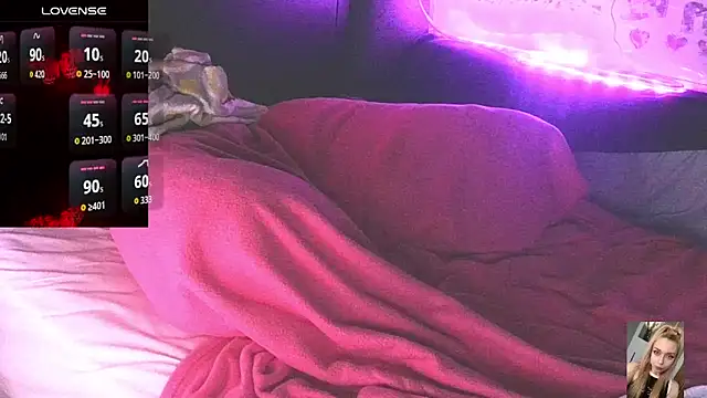 Blondiewithanass live sex cam