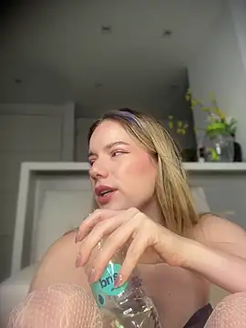 NicoleCut webcam