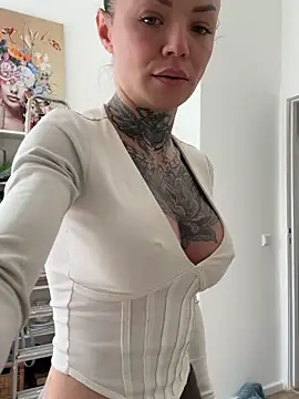 SkinnyLilly from StripChat is Freechat