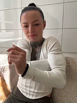 SkinnyLilly from StripChat is Freechat