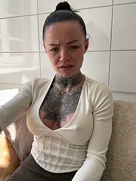 skinnylilly (F young) - 🖤 Oil Drip on Nipples 💦