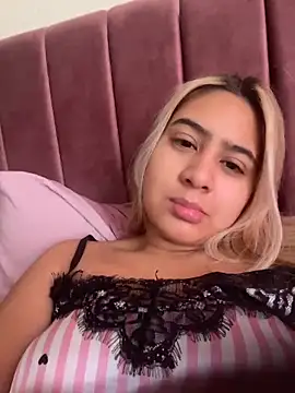Watch Miabonnett_ live on EroticFlix - High definition streams
