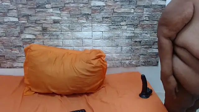 BossyBustyQueen webcam