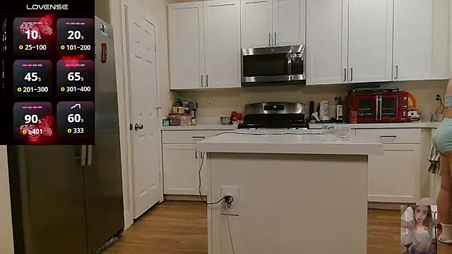Blondiewithanass webcam