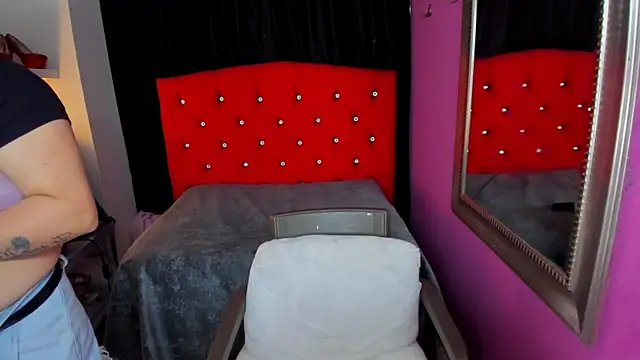ScarletBigTitties webcam