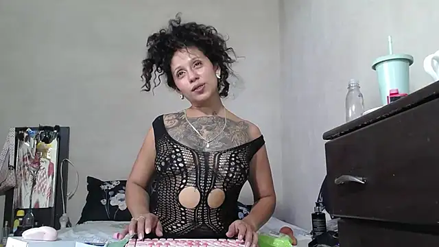 CataleyaRosee webcam