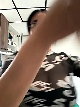 annya-sweet (F young) - Tits out jumping