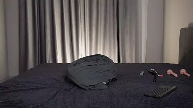 nik_sharp (M young) - ass show in doggy pose
