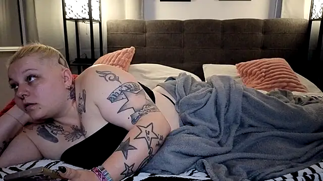 lady_peggi (F young) - Nackig für 15min
