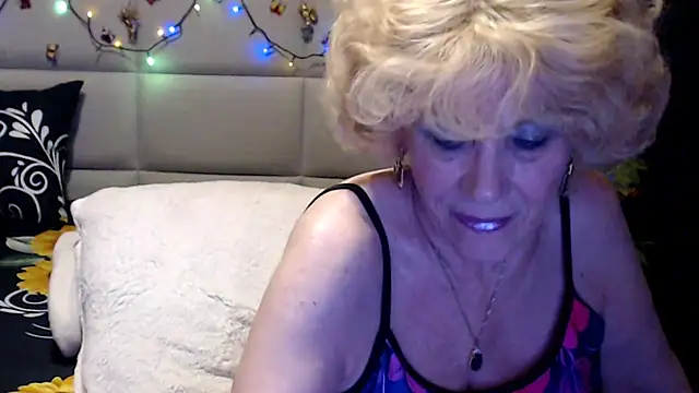 HappyWomanOn webcam
