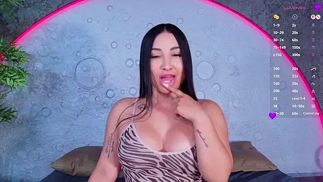 ReinaChloe webcam