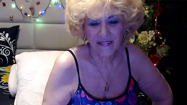 HappyWomanOn webcam