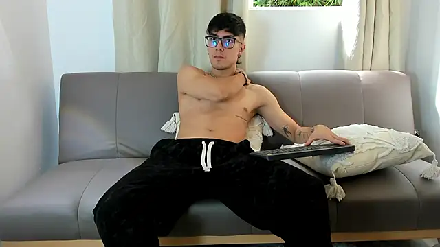 etham_wolf1 - Etham_wolf1's free webcam - UK Sex Cams