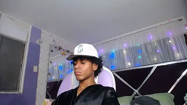 santy_bigcock_01 - Santy_bigcock_01's free webcam - UK Sex Cams