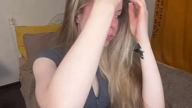 Catrinee Live Webcam on Stripchat