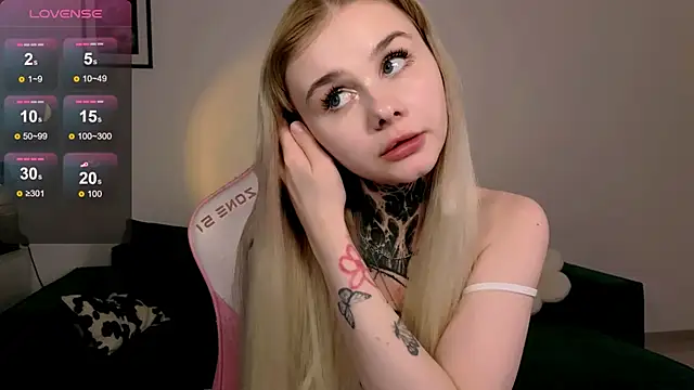 britney_lynch (Ask my age) - fingers in pussy