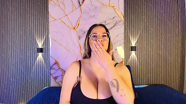 big_tits_in_your_face webcam
