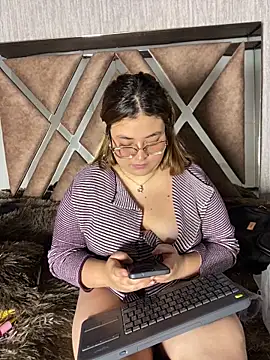 ZoeBennett_Pink webcam