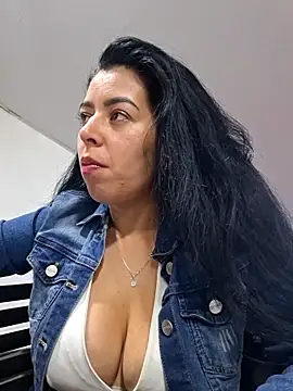 luianna (F young) - Anal plug and oil show in ass
