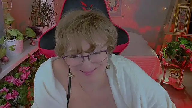 sugar_vivien (Ask my age) - sensually tease boobes+face close up