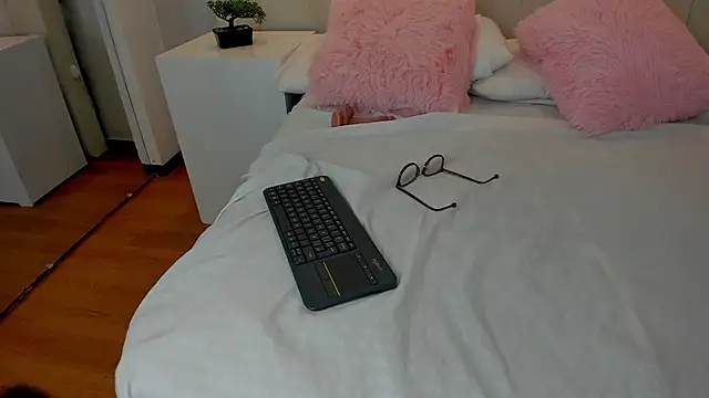laura_scott_ - Laura_scott_'s free webcam - UK Sex Cams