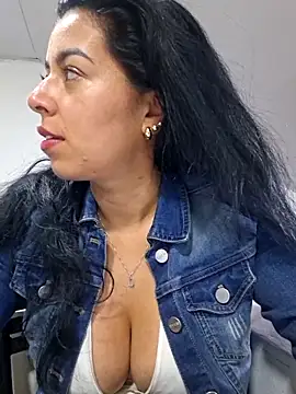 luianna (F young) - Anal plug and oil show in ass
