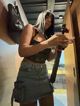 monserratjons01 (F young) - Flash tits