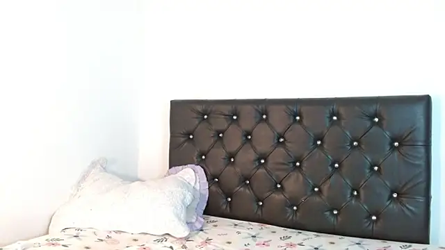 ameliejoness_ - Ameliejoness_'s free webcam - UK Sex Cams