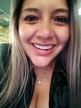 alana_69 (F young) - Shaking boobs walking in the mall