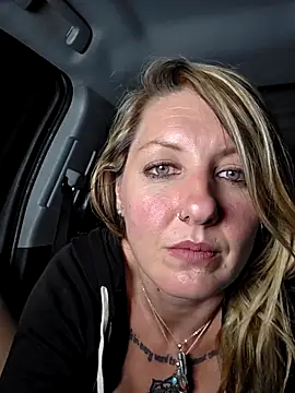 SheIsSomething webcam