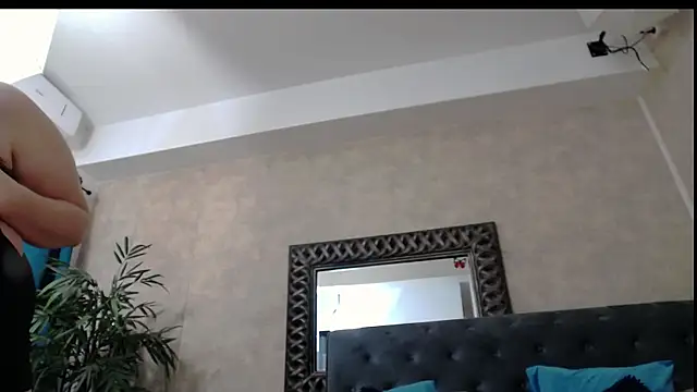 SaraElise webcam