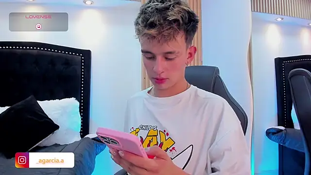 liamwildx20 (M twink) - Finger in my ass